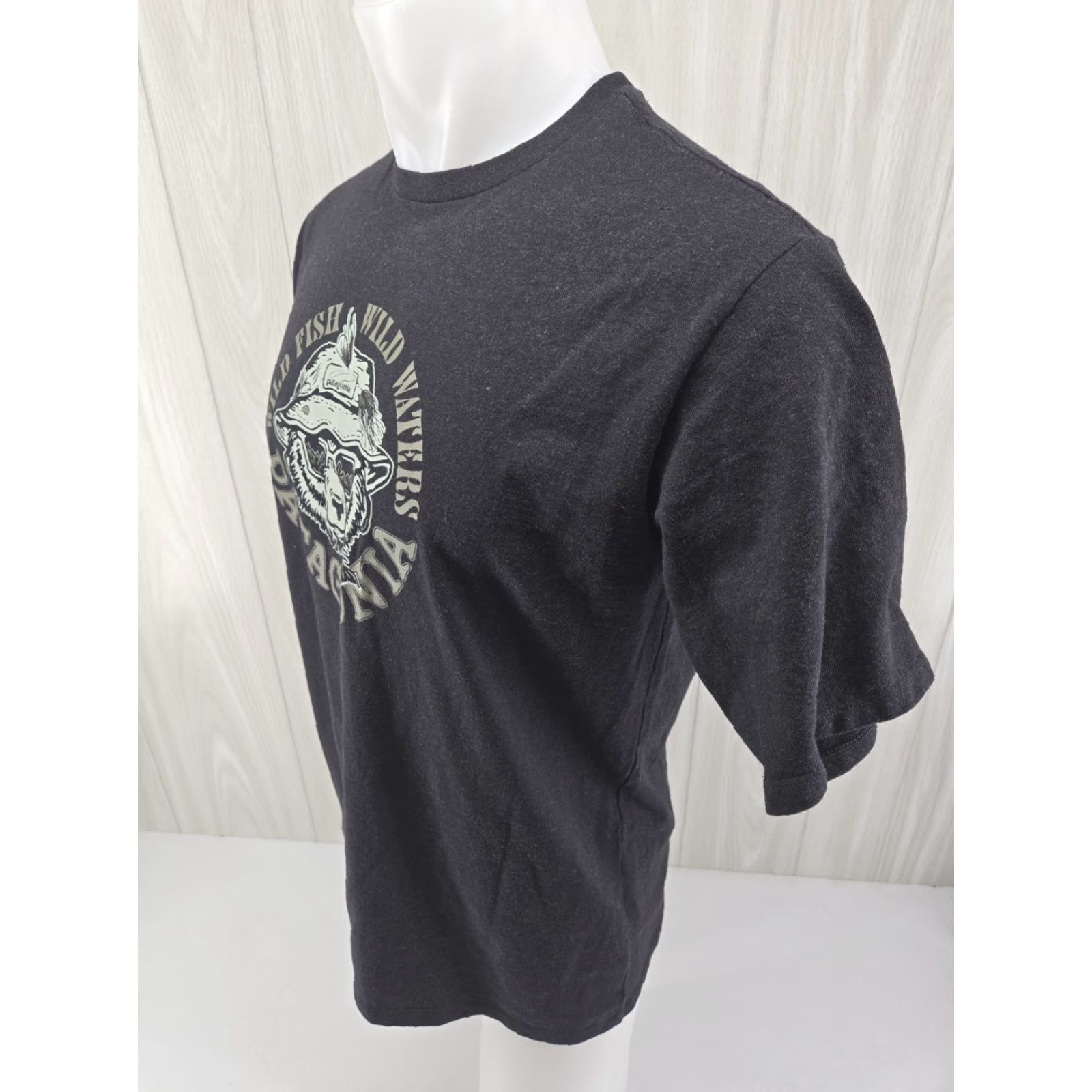 Patagonia Patagonia Mens SMALL Crewneck T Shirt Bear Wild Fish Waters Charcoal Black Size US S / EU 44-46 / 1 - 5 Thumbnail