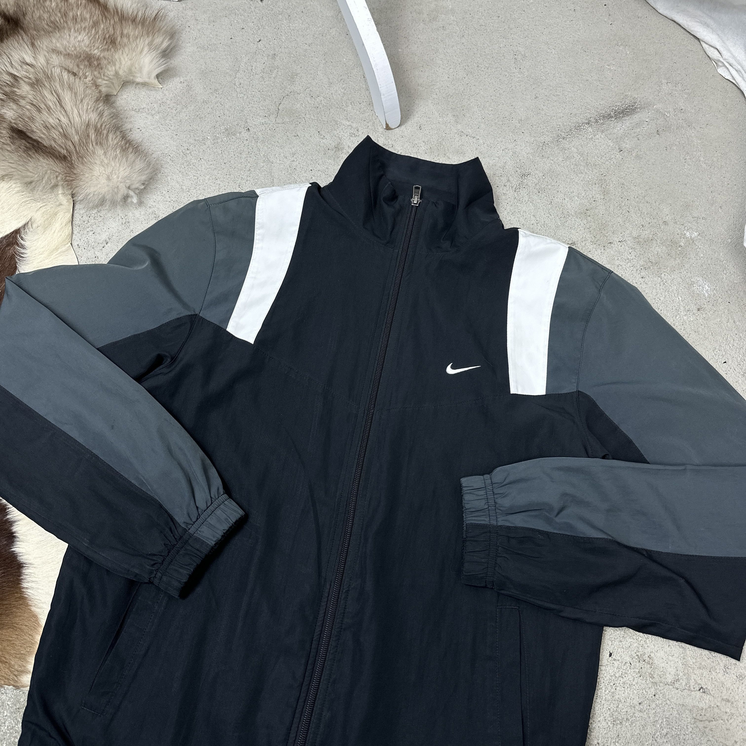 Nike Vintage Outdoor Sporty Nike Windbreaker Jacket 00s Size US M / EU 48-50 / 2 - 3 Thumbnail