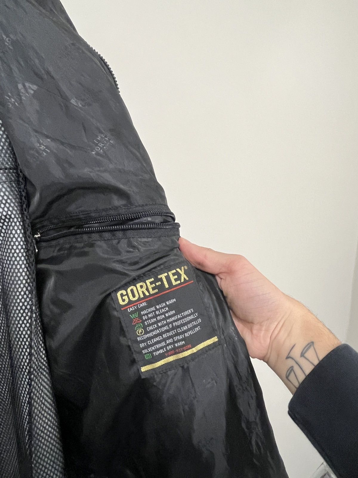 The North Face Vintage The North Face Summit Series Gore-Tex Hooded Jacket Size US S / EU 44-46 / 1 - 23 Thumbnail