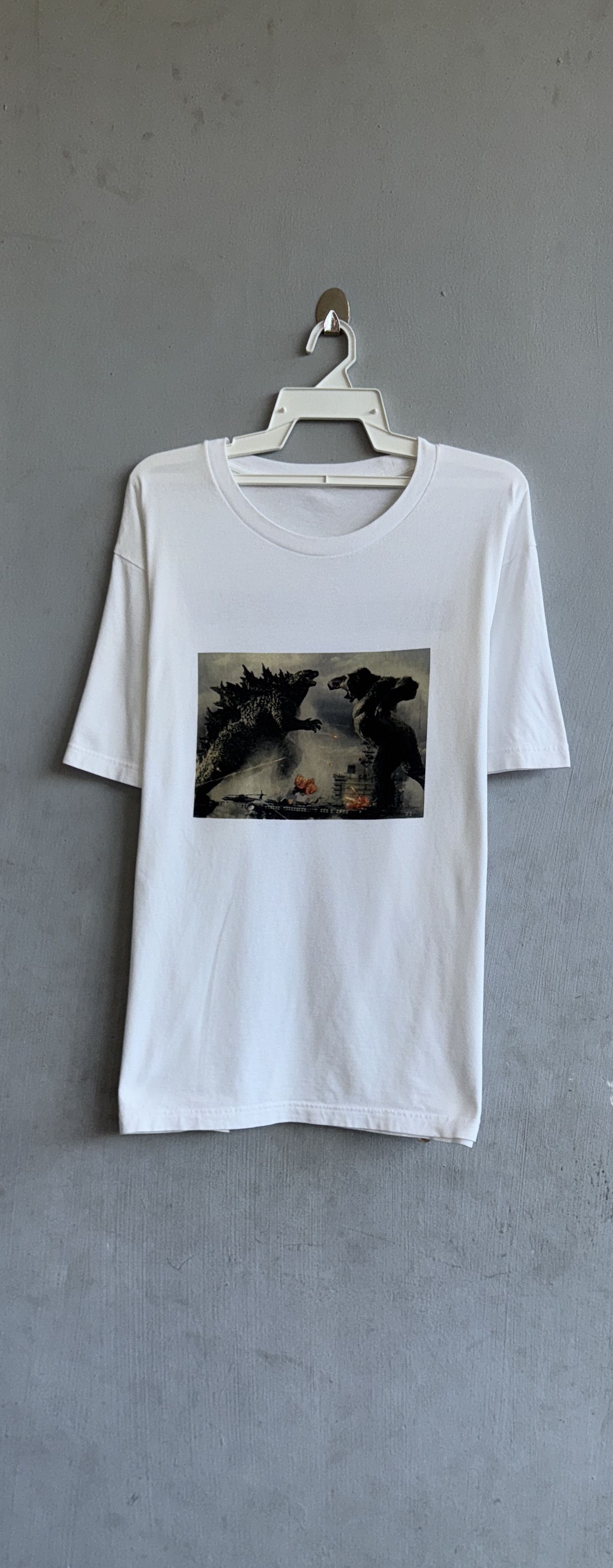 Uniqlo Godzilla Vs Kong Movie Uniqlo Shirt Size US XL / EU 56 / 4 - 1 Thumbnail