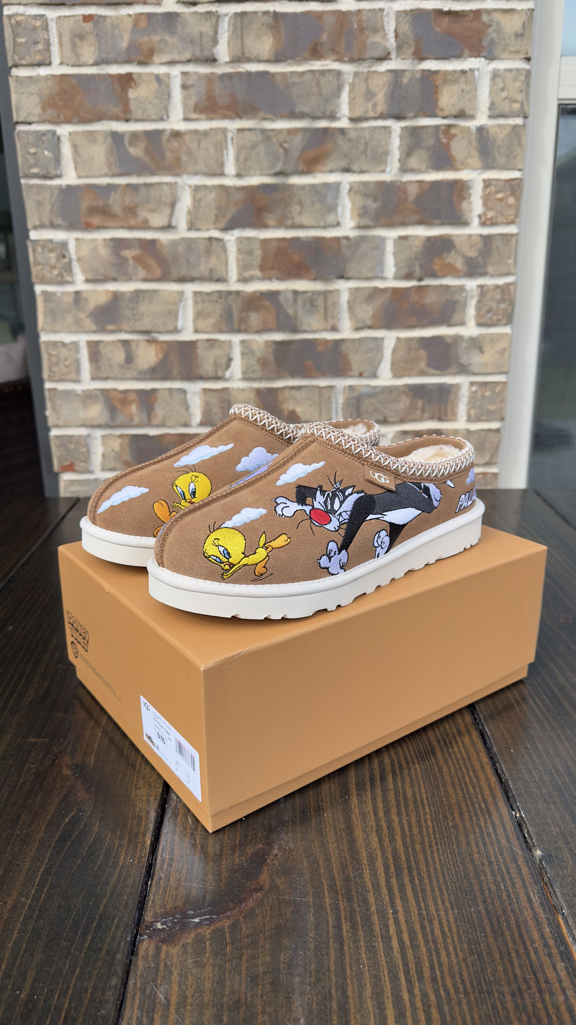 Palace × Ugg Ugg x Palace x Looney Tunes Tasman Slippers size 10 Size US 10 / EU 43 - 1 Thumbnail