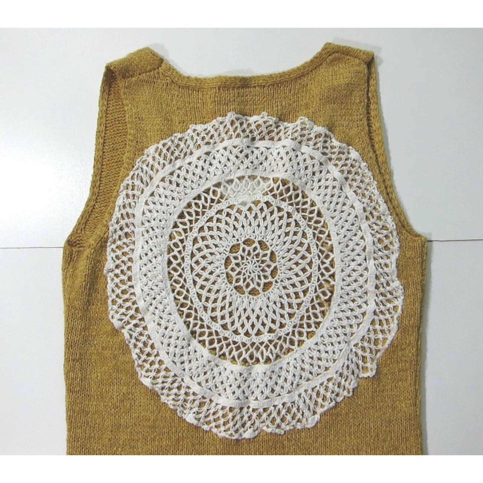 Vintage August Silk Mustard Yellow Knit White Embroidered V-Neck Sleeveless Sweater M Size M / US 6-8 / IT 42-44 - 5 Thumbnail