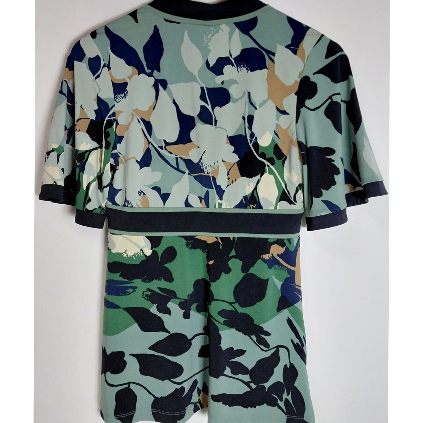Bcbgmaxazria BCBGMAXAZRIA Floral Green V-Neck Short Sleeve Top Women Size XS Size XS / US 0-2 / IT 36-38 - 2 Thumbnail