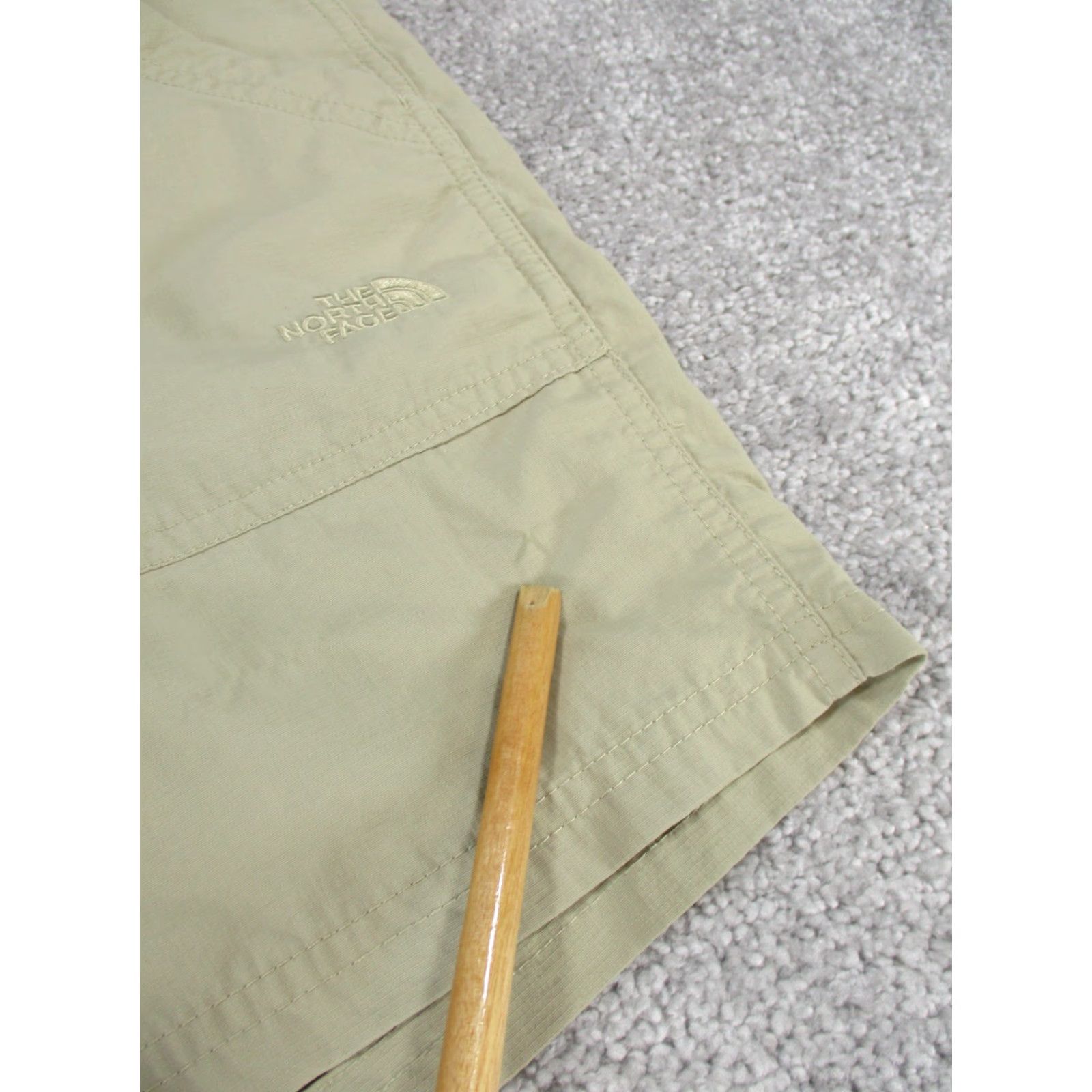 The North Face VINTAGE The North Face Shorts Womens 4 Beige Lightweight Nylon Hiking 5" Size 27" / US 4 / IT 40 - 2 Thumbnail