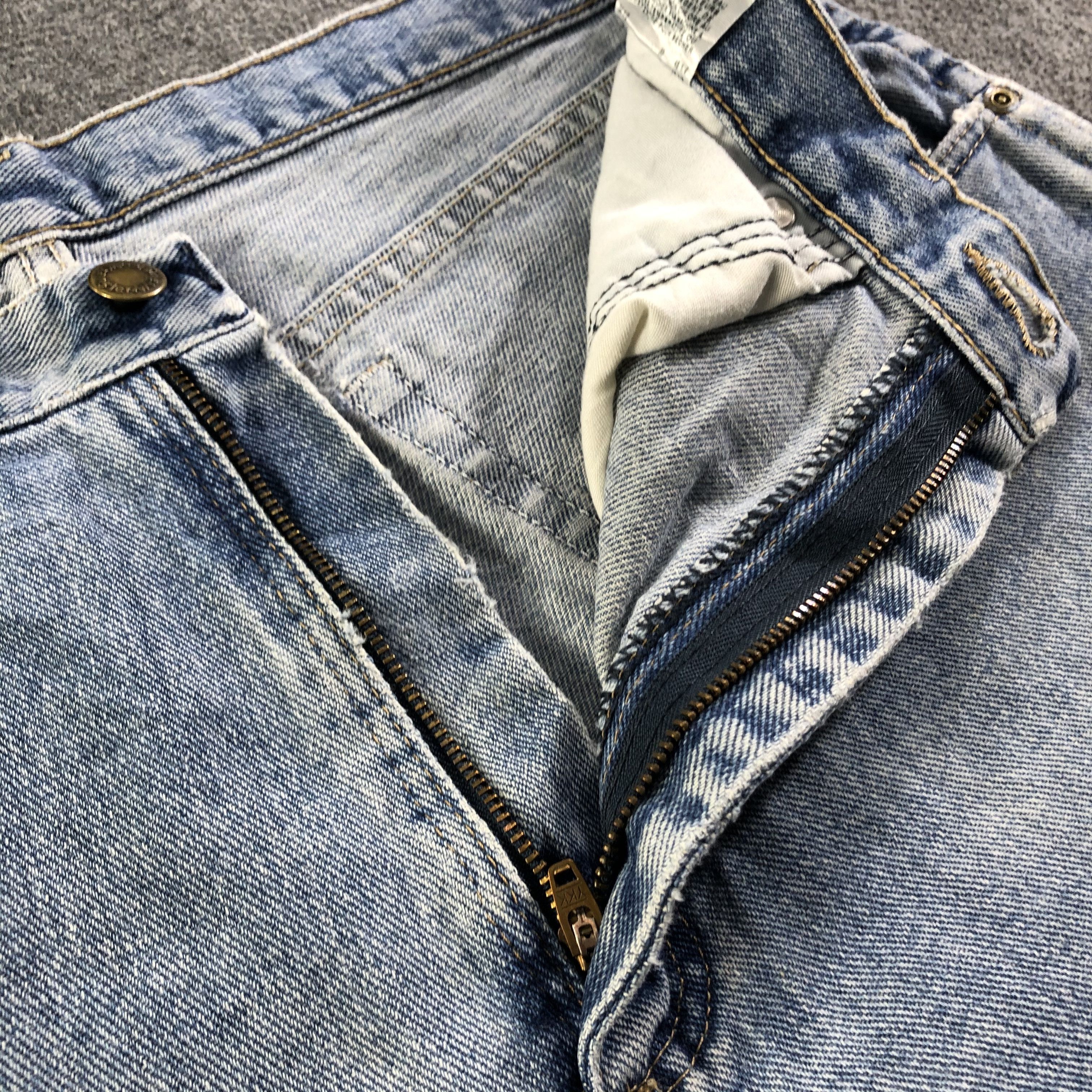 Levi's Vintage Blue Wash Levis Jeans-J3397 Size US 33 - 7 Thumbnail