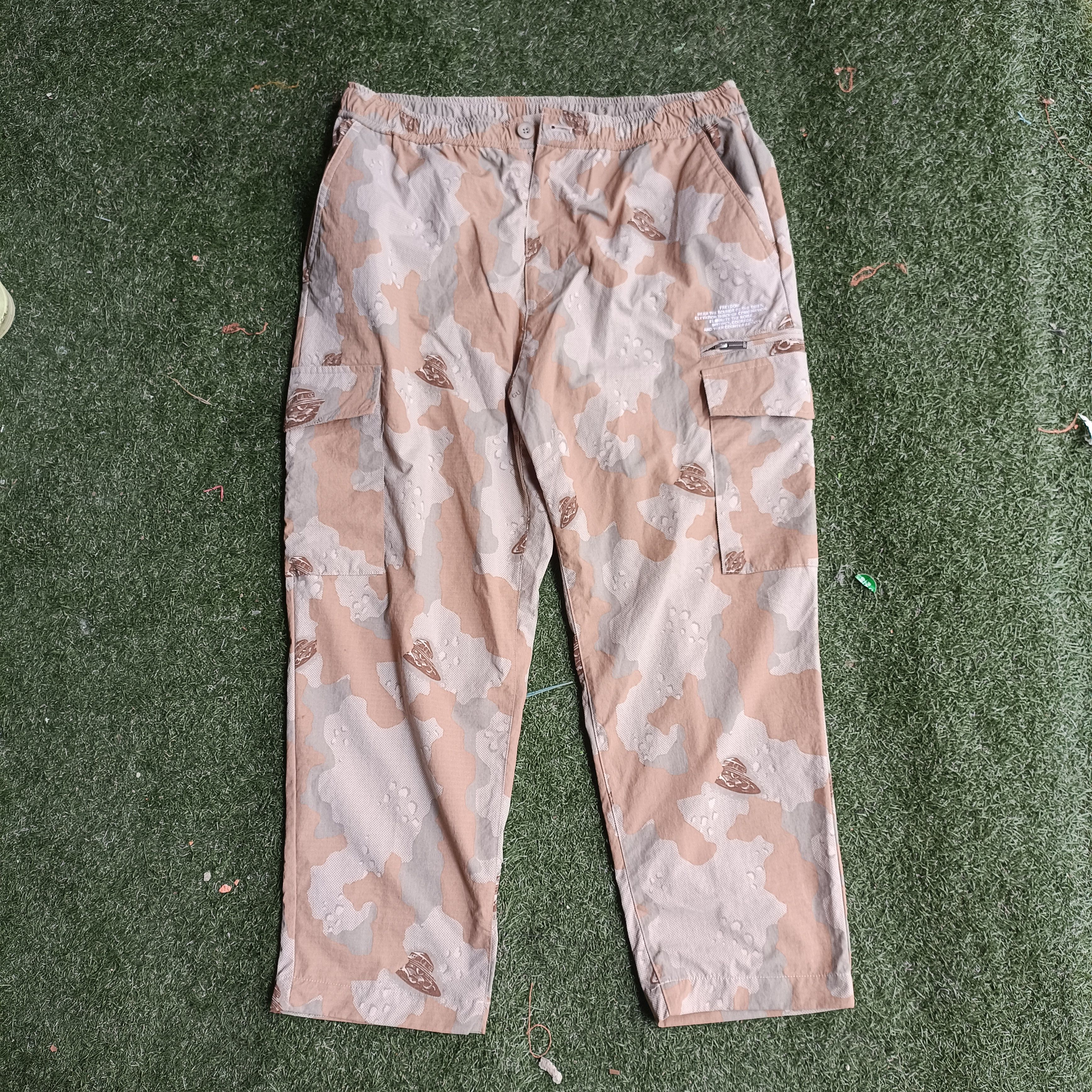 GU × Undercover Gu x Undercover Wide Ufo Cargo Pants Freedom Size US 34 / EU 50 - 3 Thumbnail
