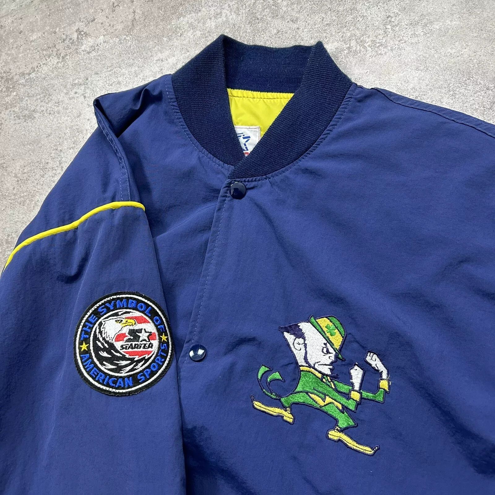 NCAA × Starter × Vintage VTG 90s NCAA NOTRE DAME FIGHTING IRISH SATIN BOMBER JACKET Size US XL / EU 56 / 4 - 2 Thumbnail