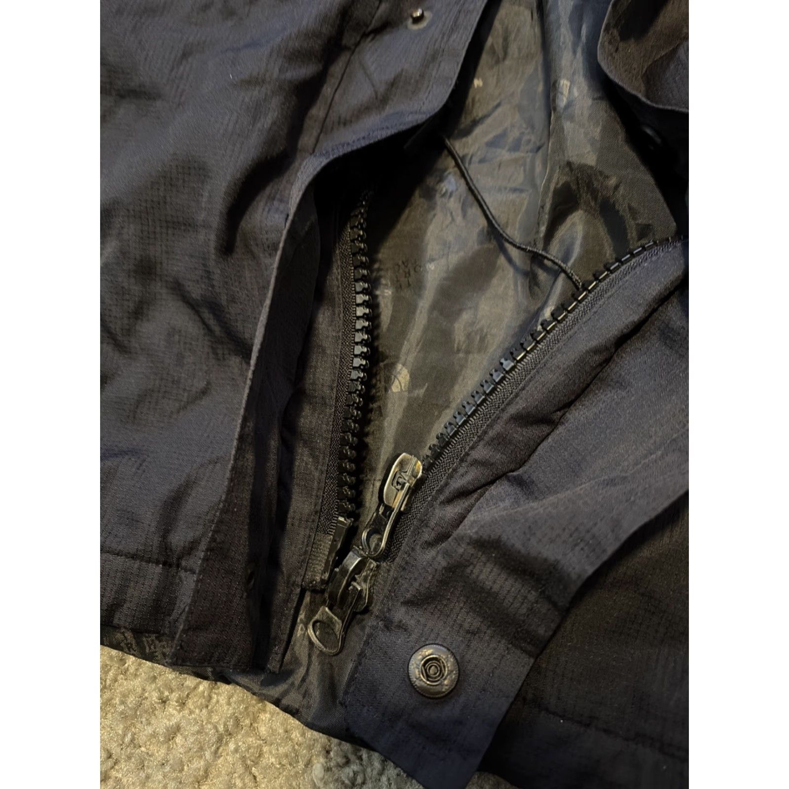 The North Face VINTAGE The North Face Summit Series Jacket Mens Regular Large Black Goretex XCR Water Resistant Zip BROKEN ZIPPER Size US L / EU 52-54 / 3 - 8 Thumbnail