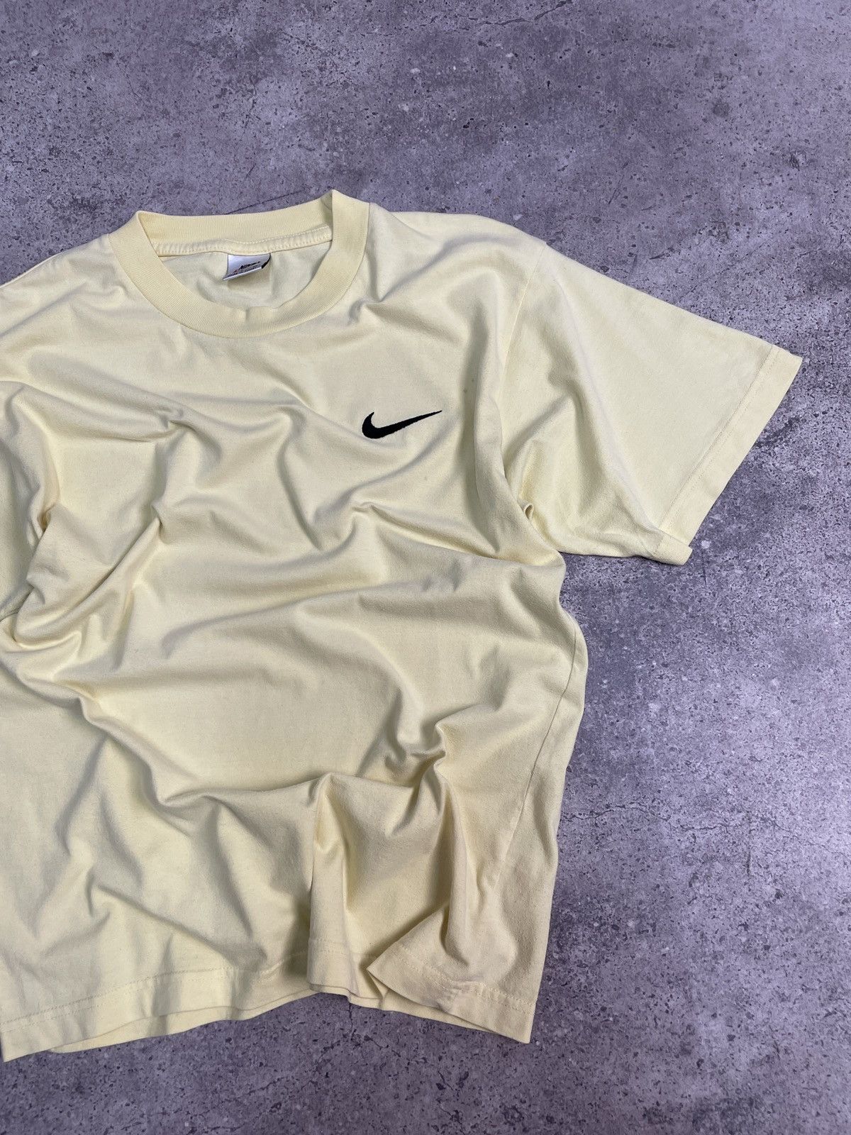 Vintage Vintage Nike Swoosh Tee Centre Logo Y2K T-shirt Size US M / EU 48-50 / 2 - 3 Thumbnail