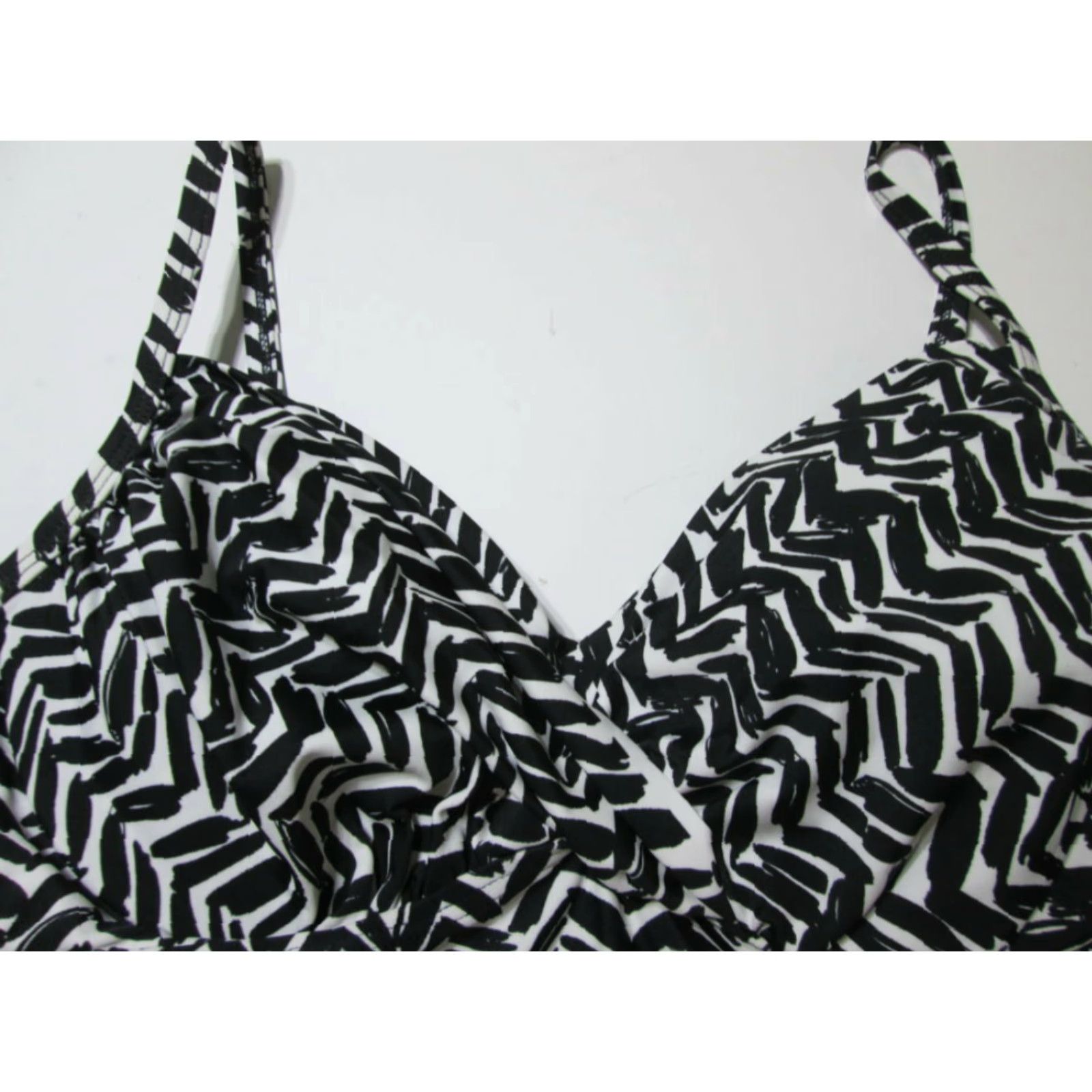 Merona Merona Tankini Womens M Black/White Lined Underwired Adjustable Straps Chevron Pattern Beach Sea Pattern Chevron Spaghetti Straps Size ONE SIZE - 4 Thumbnail