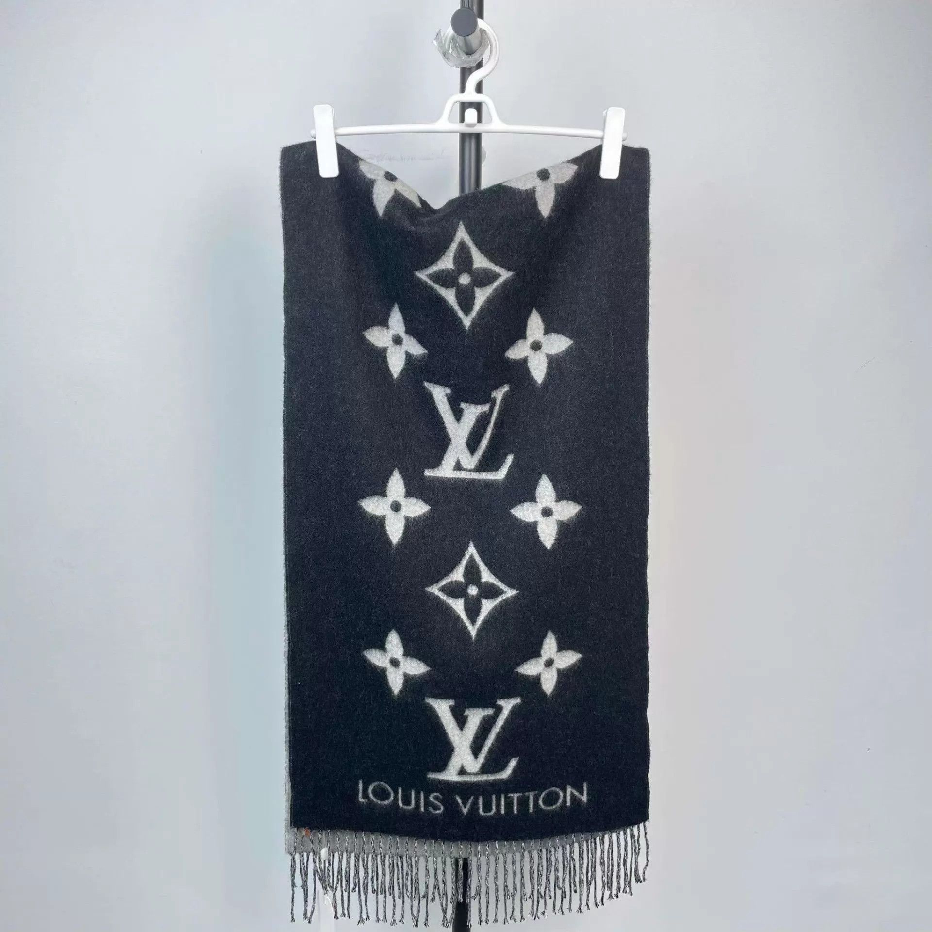 Louis Vuitton LV 95 New Wool Scarf 180x45 Black Gray Size ONE SIZE - 1 Thumbnail