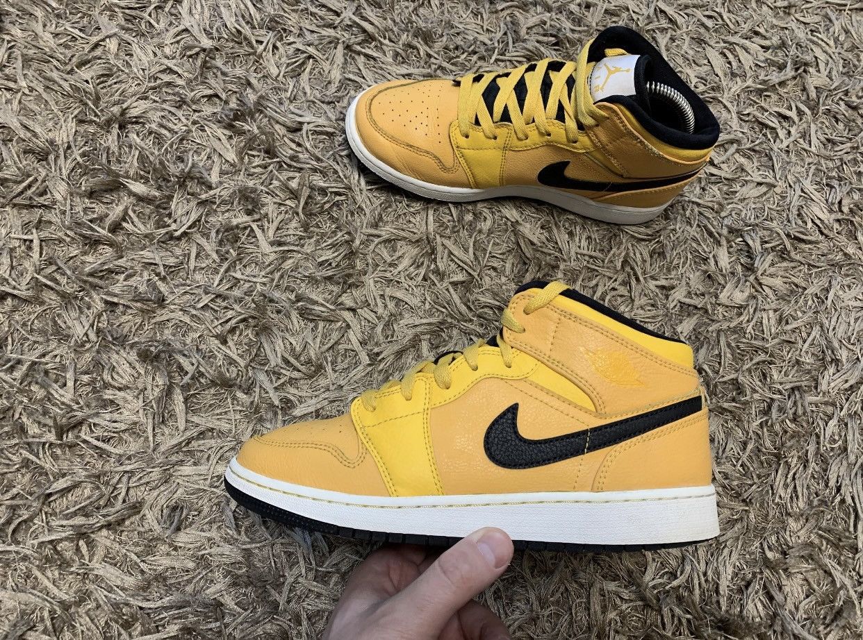 Jordan Brand Nike Air Jordan 1 misd university gold black high top 6Y sz Size US 6 / IT 36 - 1 Thumbnail