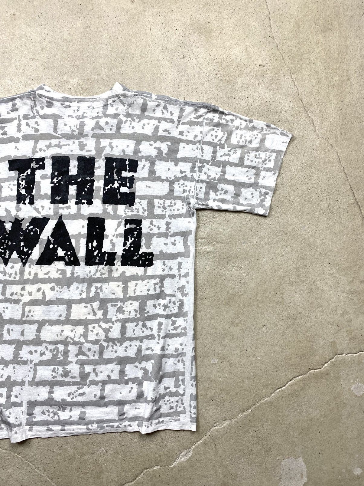 Band Tees Very Rare ! Vintage 1980’s Pink Floyd The Wall Album T Shirt Size US XL / EU 56 / 4 - 15 Thumbnail