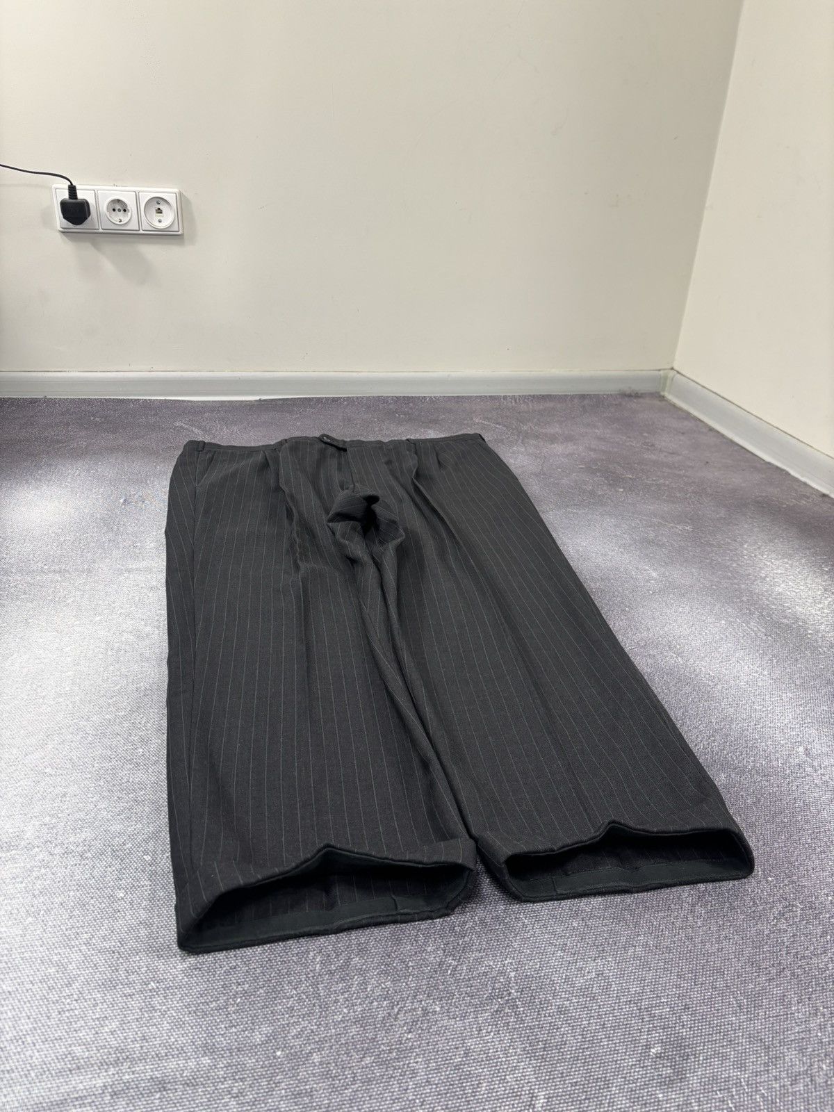 Holland & Sherry Holland & Sherry Men’s Dark Gray Pinstripe Wool Suit Size 52R - 19 Thumbnail