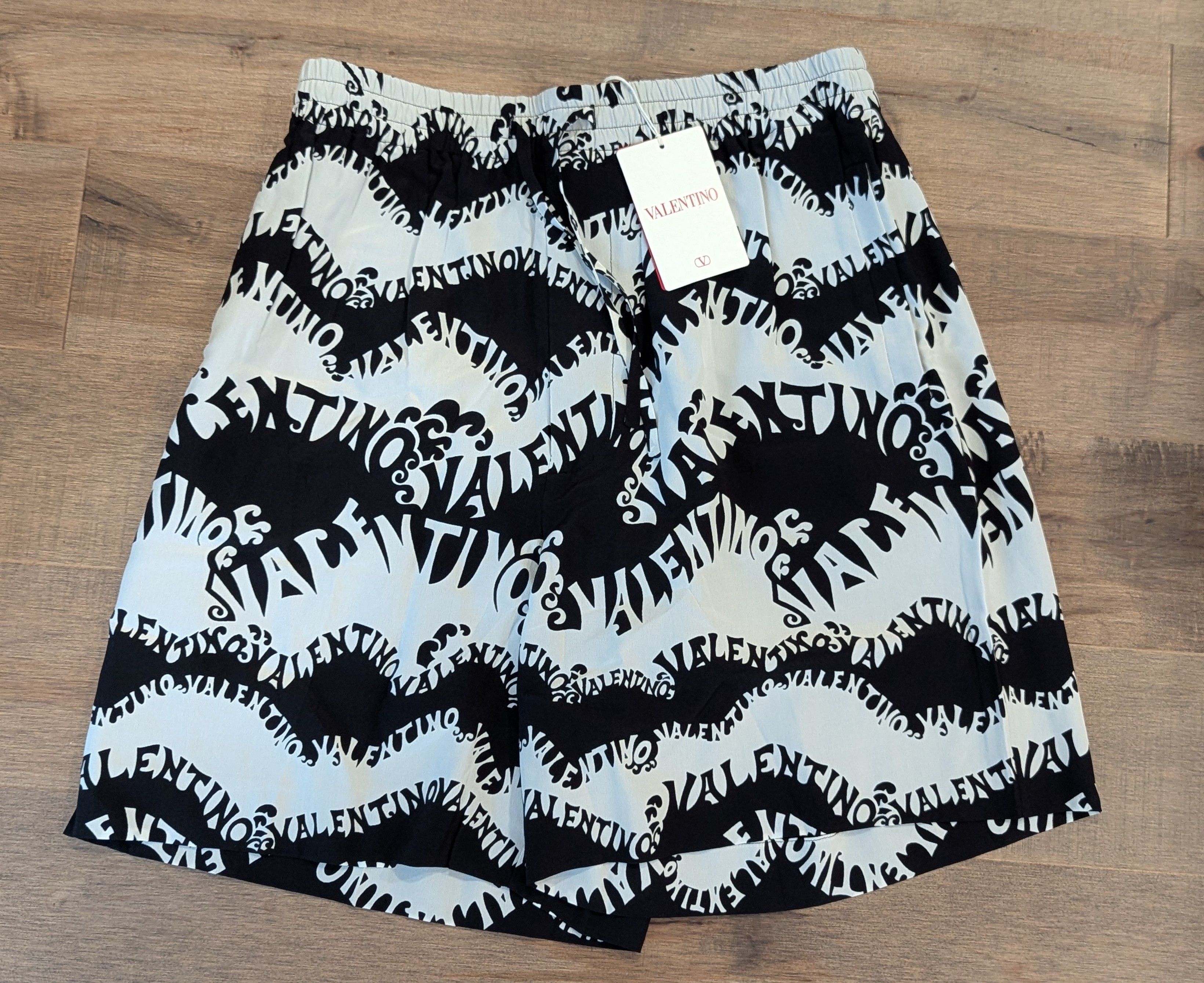 Valentino Valentino Logo Cotton Bermuda Shorts Black/White 48 US 32 Size US 32 / EU 48 - 1 Thumbnail