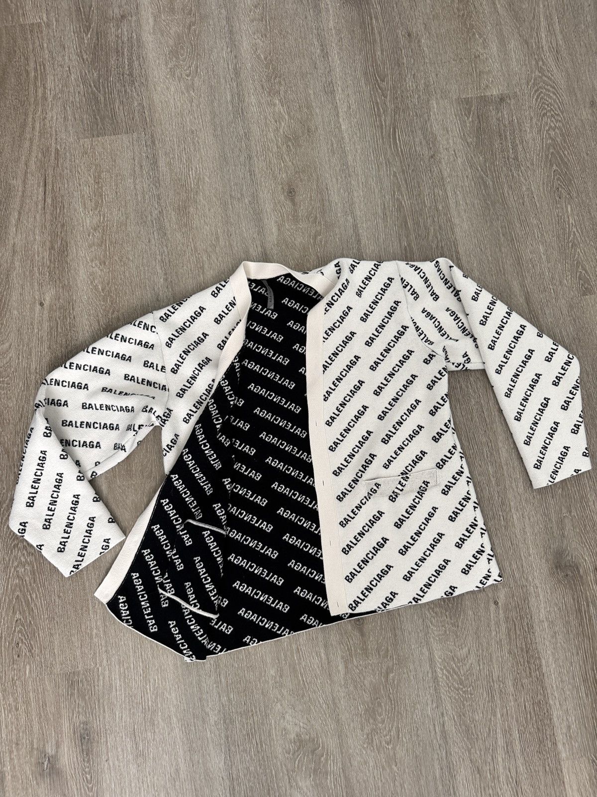 Balenciaga Balenciaga All-Over Logo Cardigan Size M / US 6-8 / IT 42-44 - 2 Thumbnail
