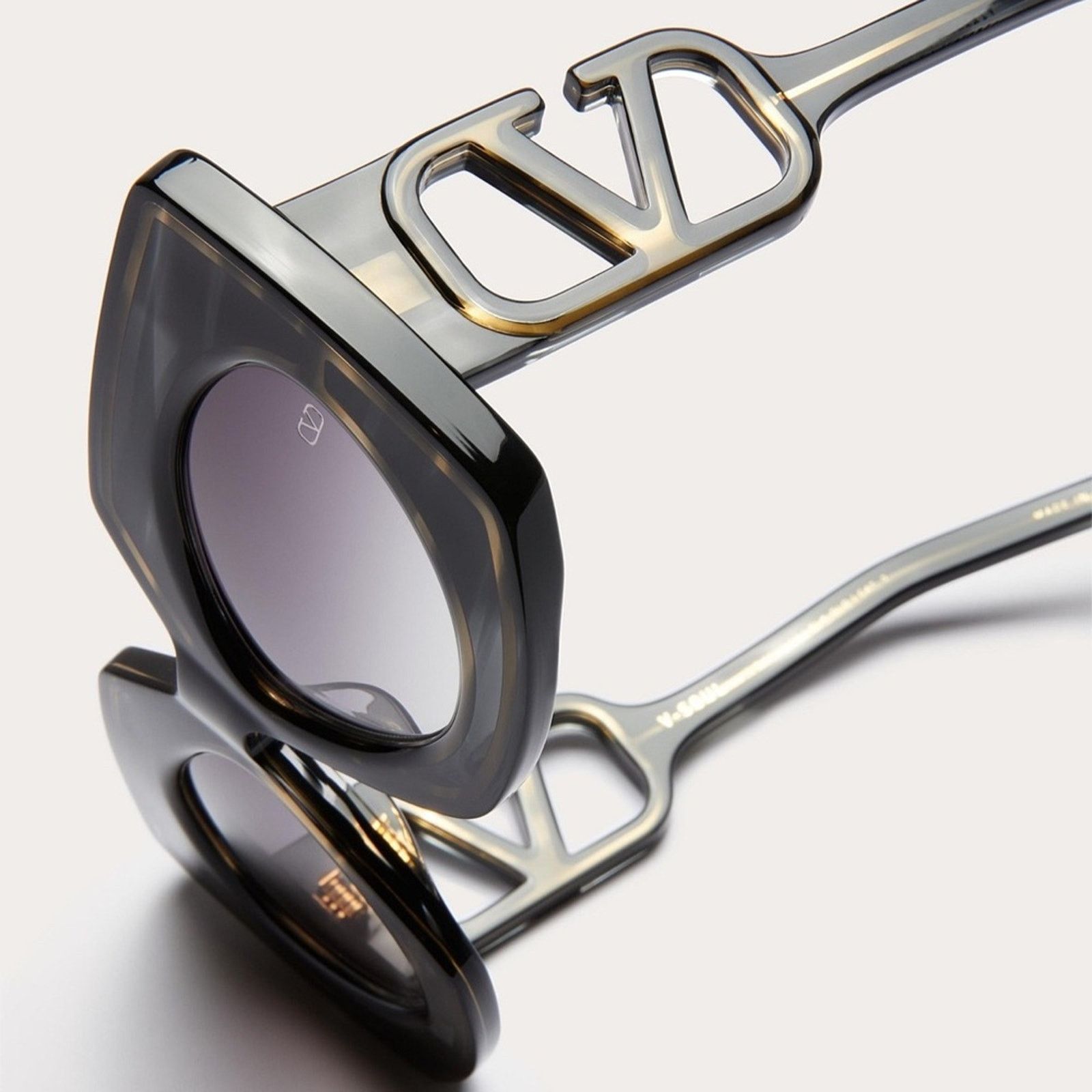 Valentino New! Valentino V SOUL VLS 127A Black Sunglasses, Authentic Size ONE SIZE - 5 Thumbnail