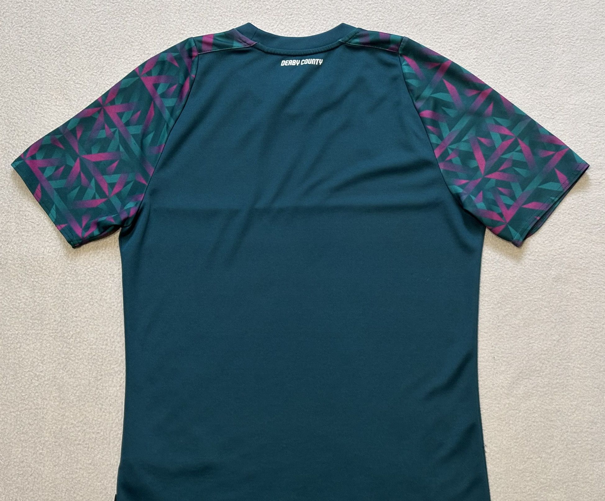 Umbro Derby County 2022/2023 Umbro Goalkeeper Jersey Size S Size US S / EU 44-46 / 1 - 12 Thumbnail