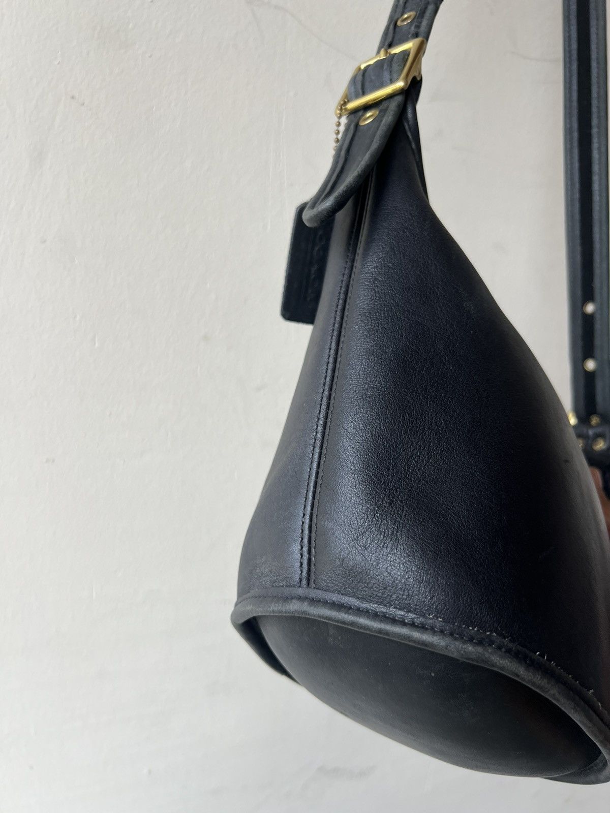 Coach Vintage 90s Coach Usa Patina Black Cowhide Leather Sling Bag Size ONE SIZE - 17 Thumbnail