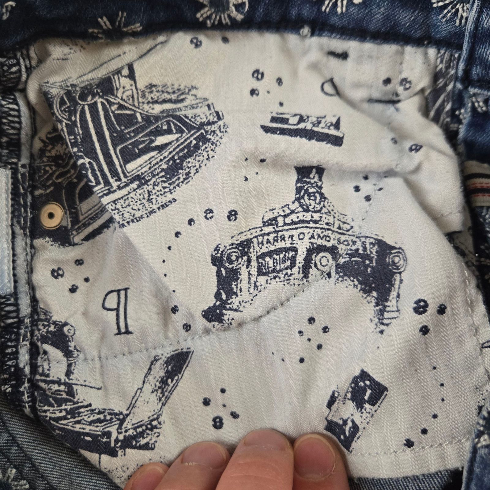 Anthropologie Daisy Floral Embroidered Crop Bootcut Jeans Size 28 Size 28" / US 6 / IT 42 - 6 Thumbnail