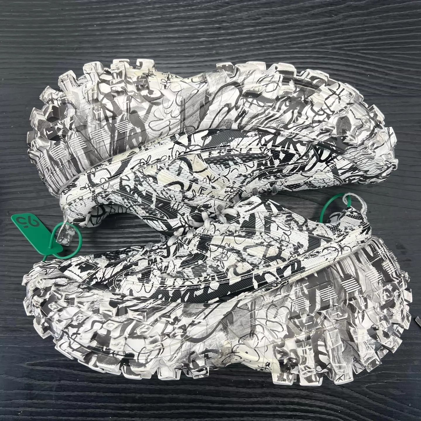 Balenciaga Balenciaga Tire Sneaker Doodle Print 45 Worn Once Like New Size US 12 / EU 45 - 6 Thumbnail
