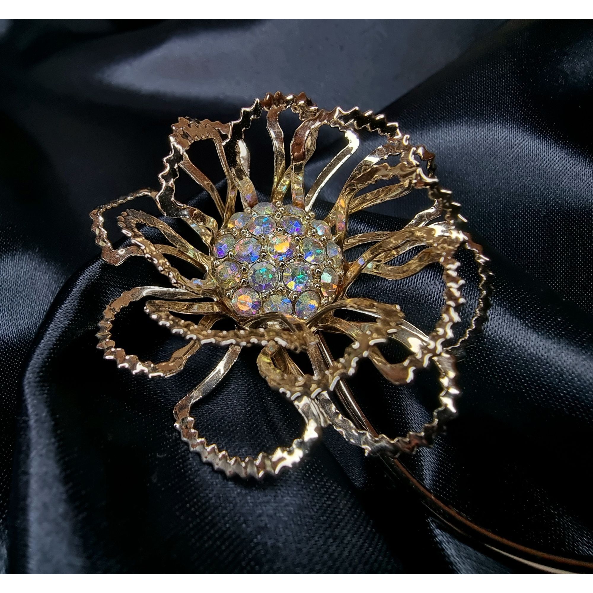 Vintage Vintage Sarah Coventry 3D Gold-Tone Flower Brooch With Rhine Size ONE SIZE - 3 Thumbnail