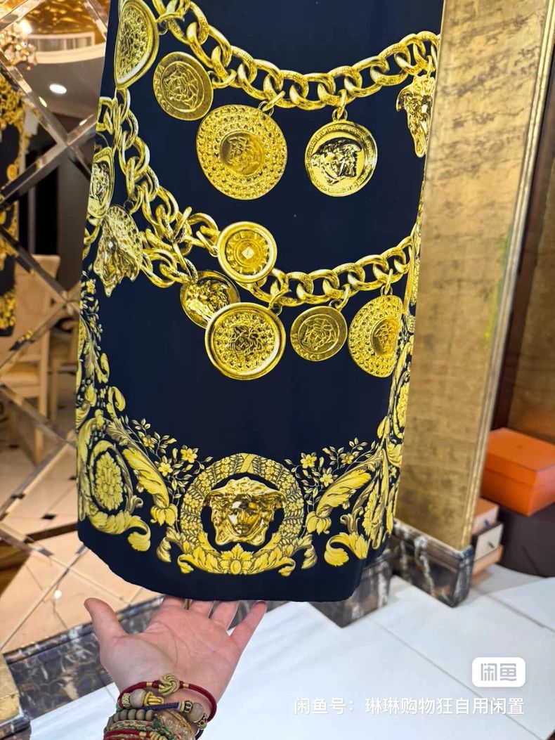Versace Versace Black gold chain print dress Size M / US 6-8 / IT 42-44 - 3 Thumbnail
