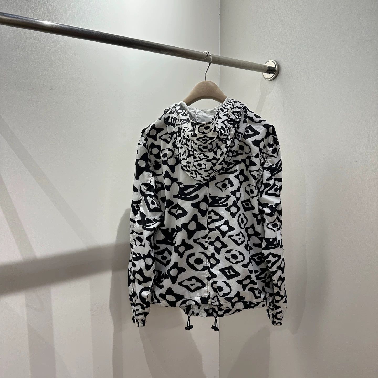 Louis Vuitton LV apr711 black white monogram logo shell jacket Size L / US 10 / IT 46 - 2 Thumbnail