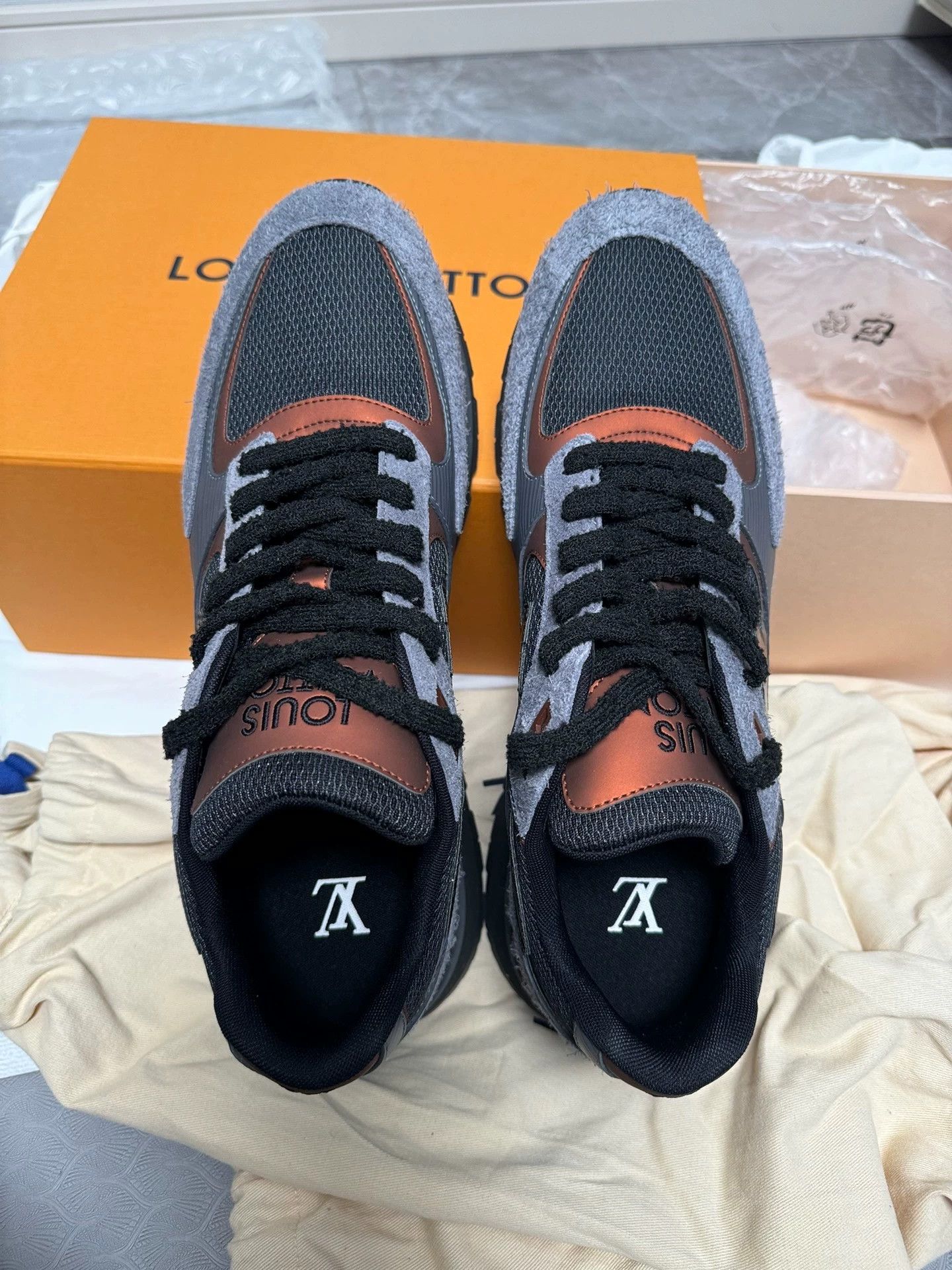 Louis Vuitton LV Men's Black/Gray Sneakers Size 44 Size US 11 / EU 44 - 8 Thumbnail