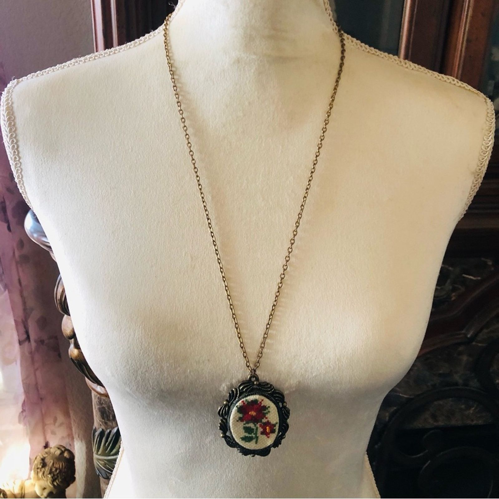 Vintage Vintage The Creative Circle cross stitch pendant on chain Size ONE SIZE - 2 Thumbnail