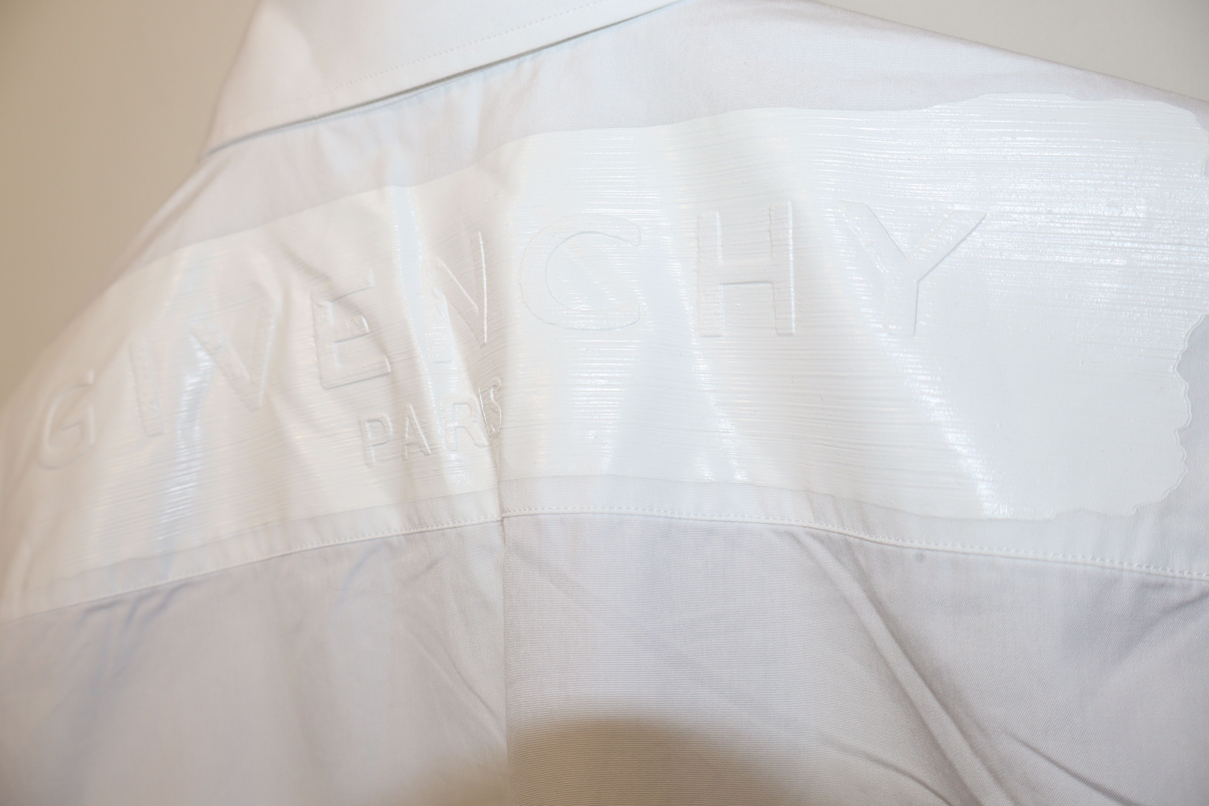 Givenchy Rubber logo shirt Size US L / EU 52-54 / 3 - 12 Thumbnail