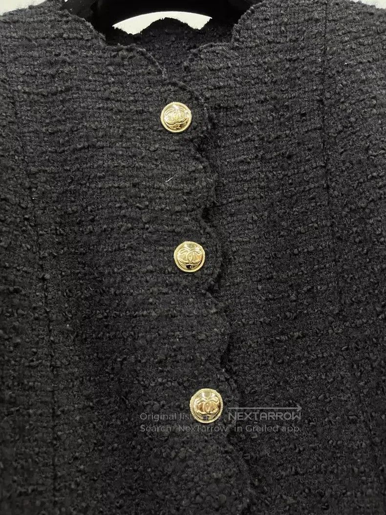 Chanel Chanel Black gold-buttoned jacket with wavy edges Size XS / US 0-2 / IT 36-38 - 2 Thumbnail