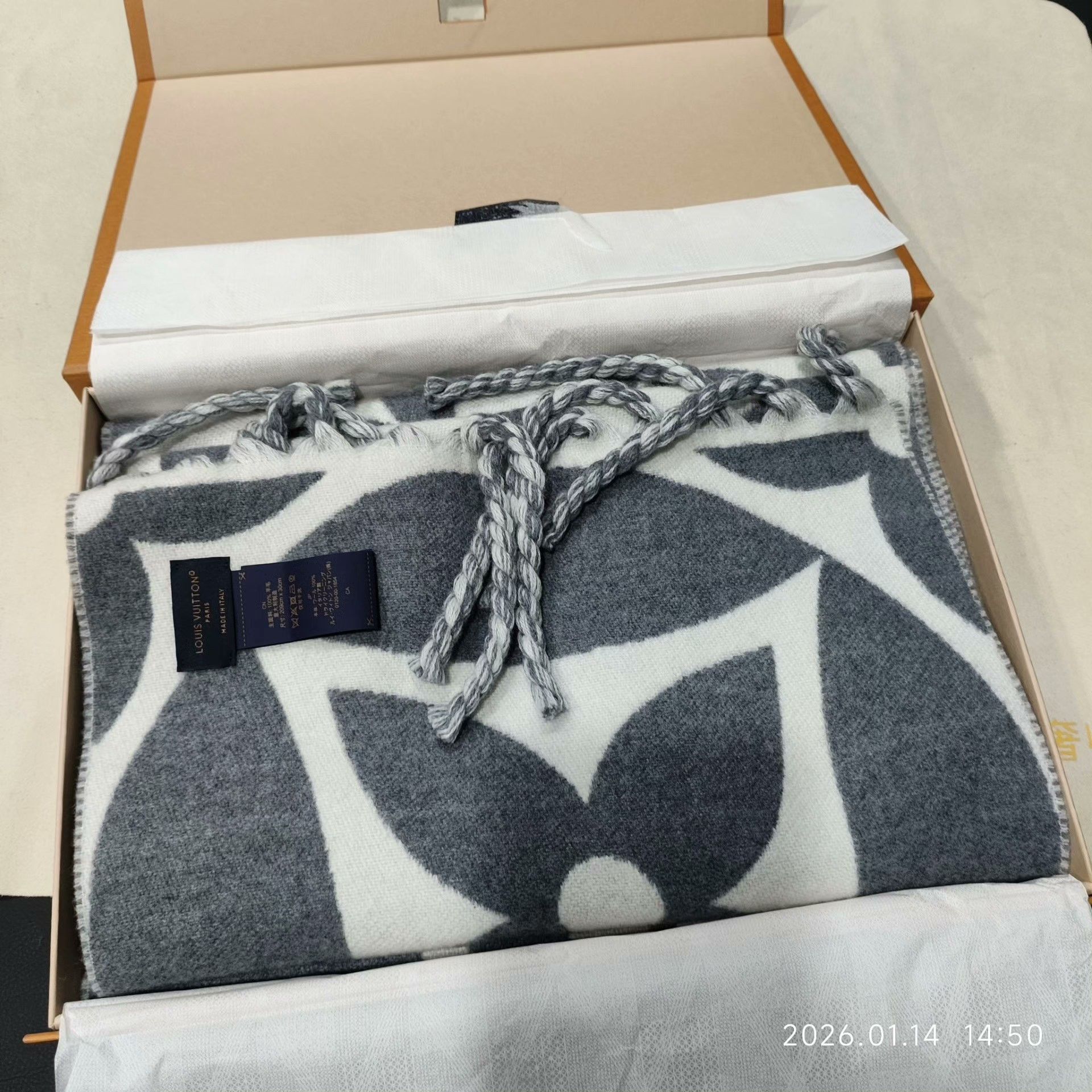 Louis Vuitton Louis Vuitton Wool Gray Scarf 30 Men Size ONE SIZE - 1 Preview
