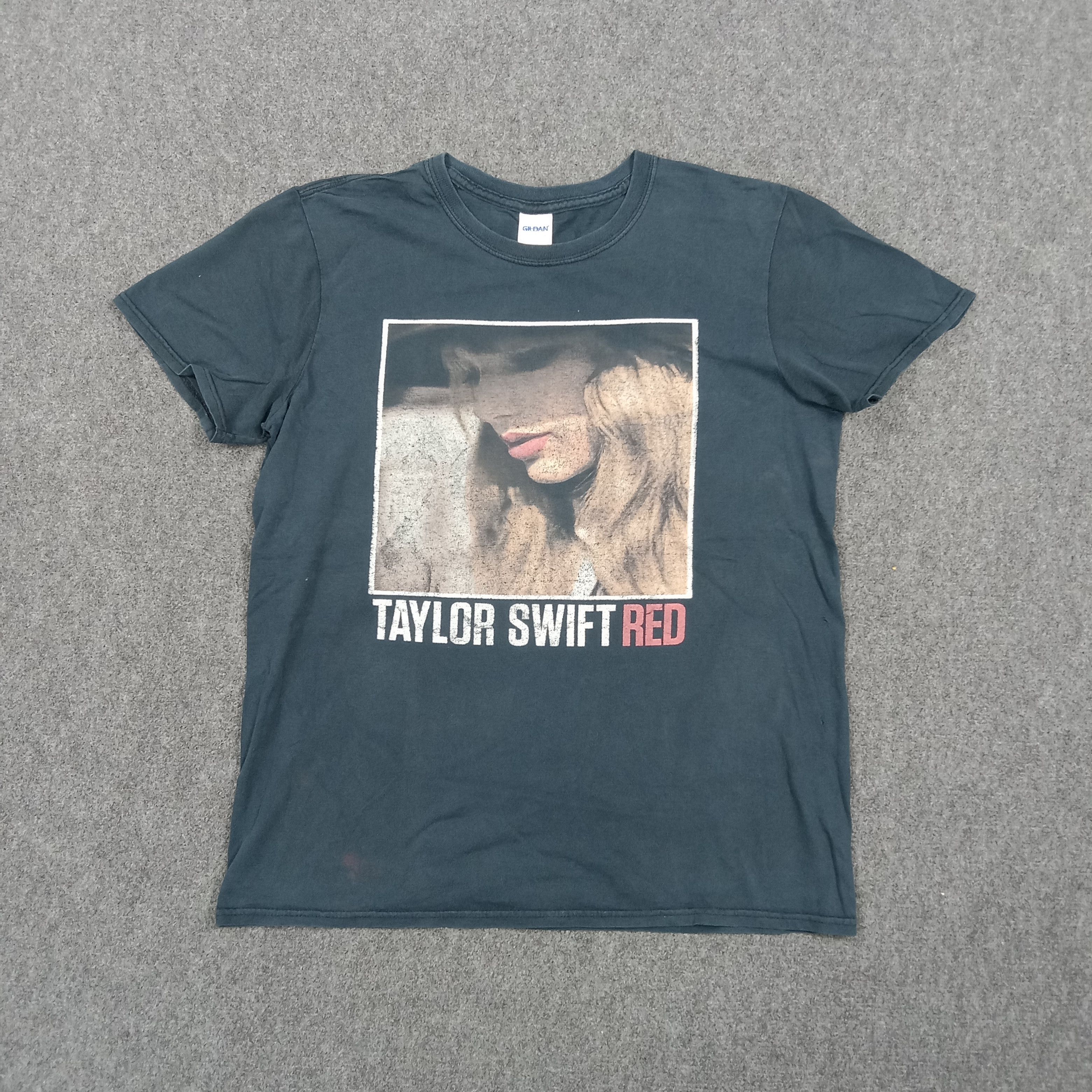 Band Tees Taylor Swift American Singer Red Tour 2013 Tshirt C294N31 Size US M / EU 48-50 / 2 - 1 Thumbnail
