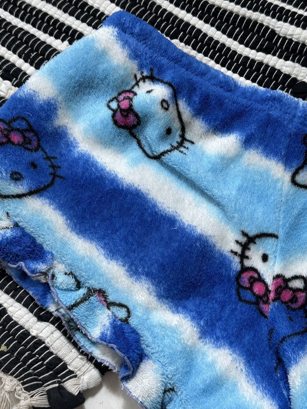 Cartoon Network HELLO KITTY PLUSH 2000s MINI SHORTS Size 28" / US 6 / IT 42 - 6 Thumbnail