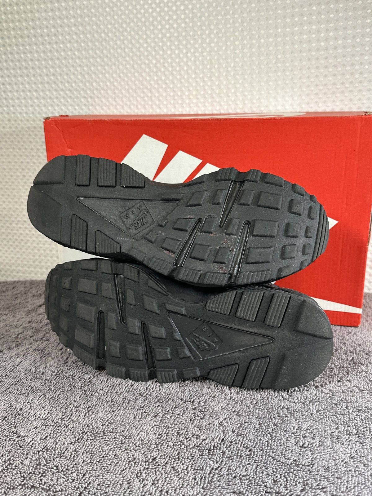 Nike Nike Air Huarache Triple Black (Women's) Size US 7 / IT 37 - 6 Thumbnail