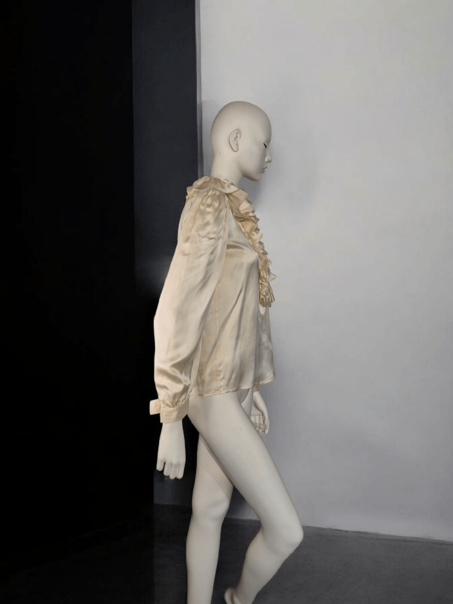 Valentino Valentino- Silk Ruffled Blouse Ivory -Rare Archive Piece Size M / US 6-8 / IT 42-44 - 3 Thumbnail