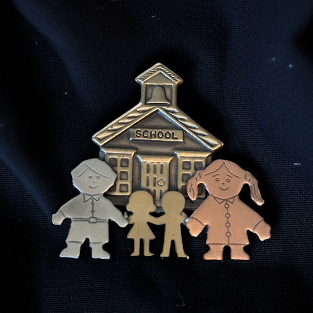 Vintage Vintage schoolhouse with teachers and students brooch Size ONE SIZE - 1 Thumbnail