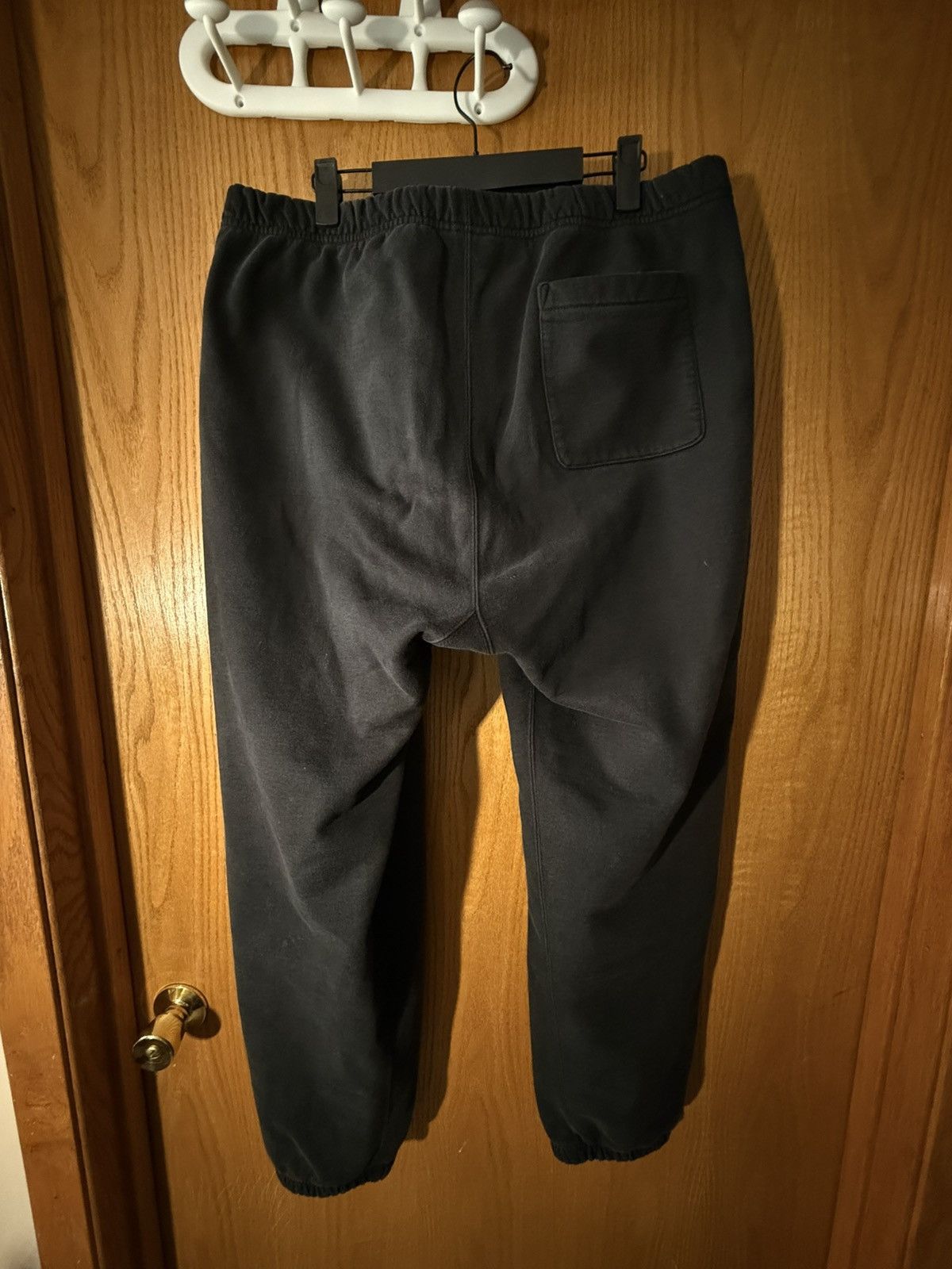 Supreme Supreme black sweatpants green/ red striped spellout size L Size US 34 / EU 50 - 4 Thumbnail