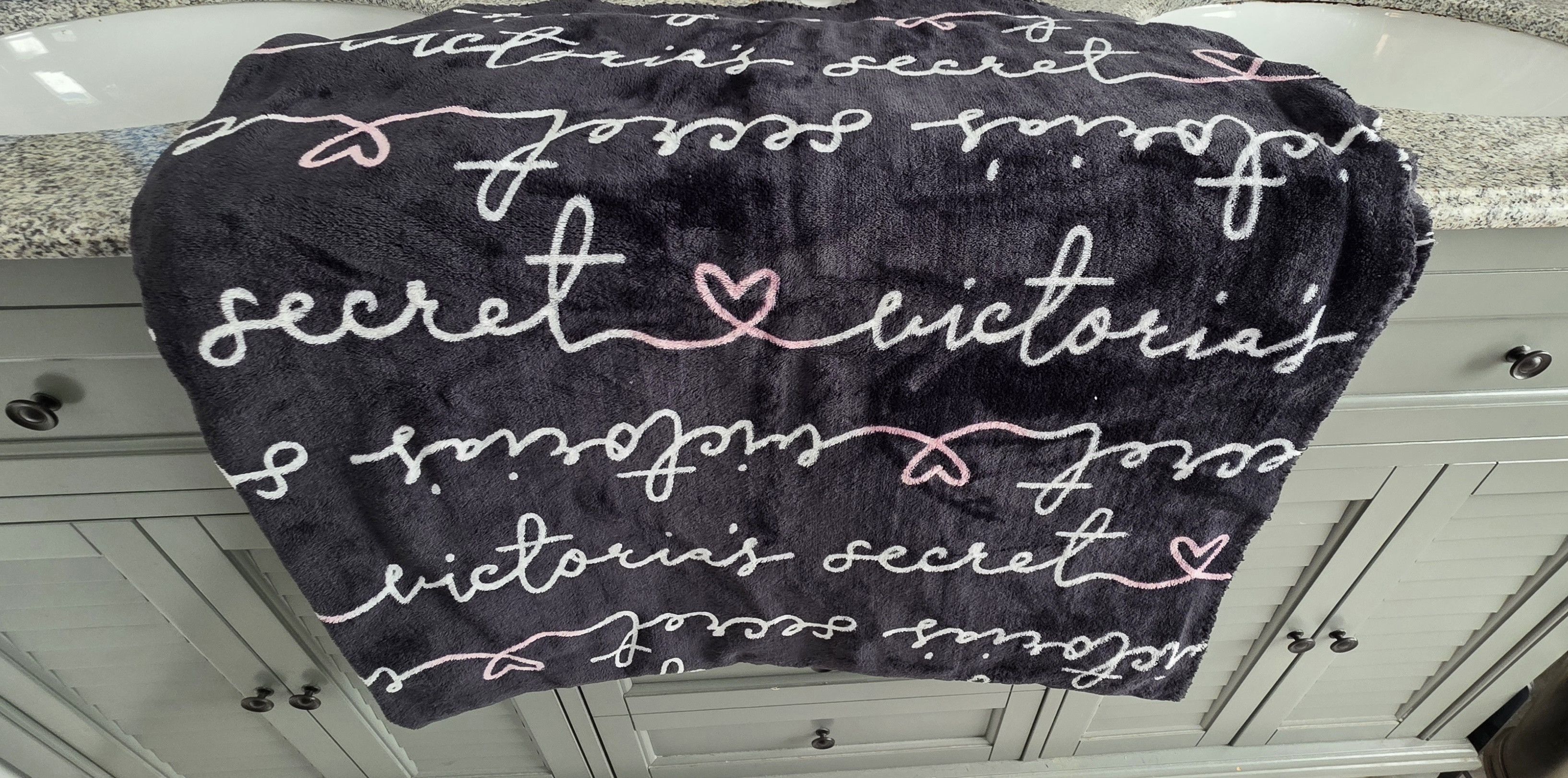 Victoria's Secret Victoria's Secret Signature Logo Blanket Limited 50x60 Size ONE SIZE - 1 Thumbnail