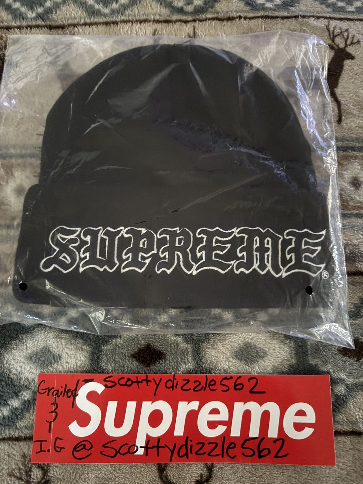 Supreme Old English Printed Beanie 黒 Supreme Old English Printed Beanie Black - SS25 - US