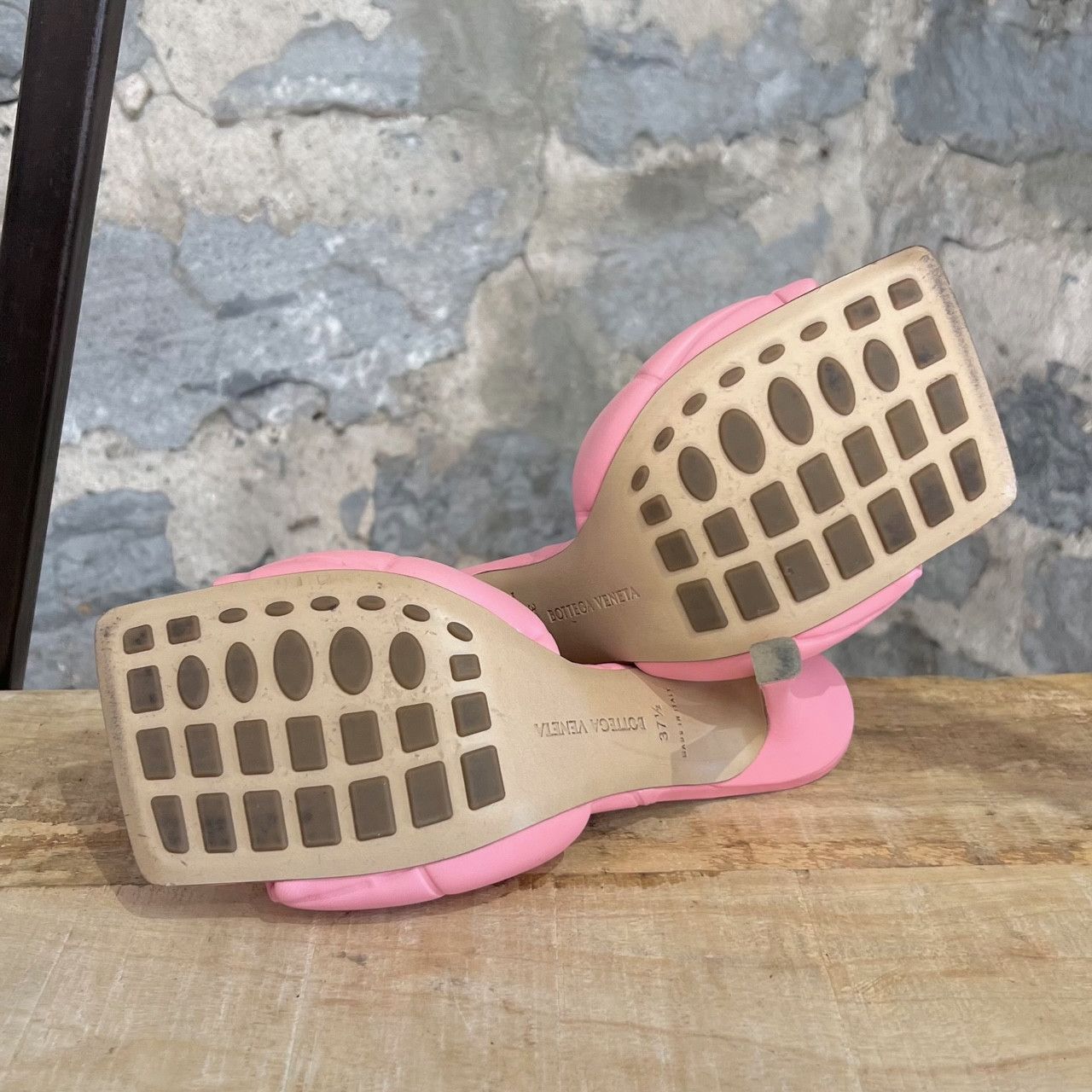 Bottega Veneta Bottega Veneta Blossom Pink Leather The Rubber Lido Sandals Size US 7.5 / IT 37.5 - 13 Thumbnail