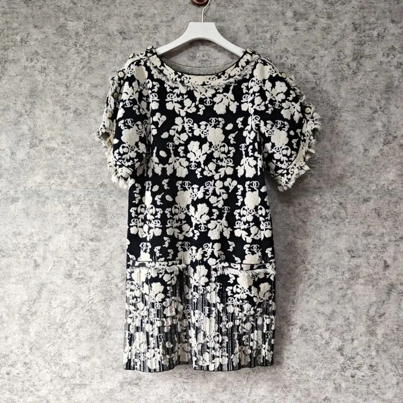 Chanel Chanel Black Wool Floral Dress 0089 Size M / US 6-8 / IT 42-44 - 1 Thumbnail
