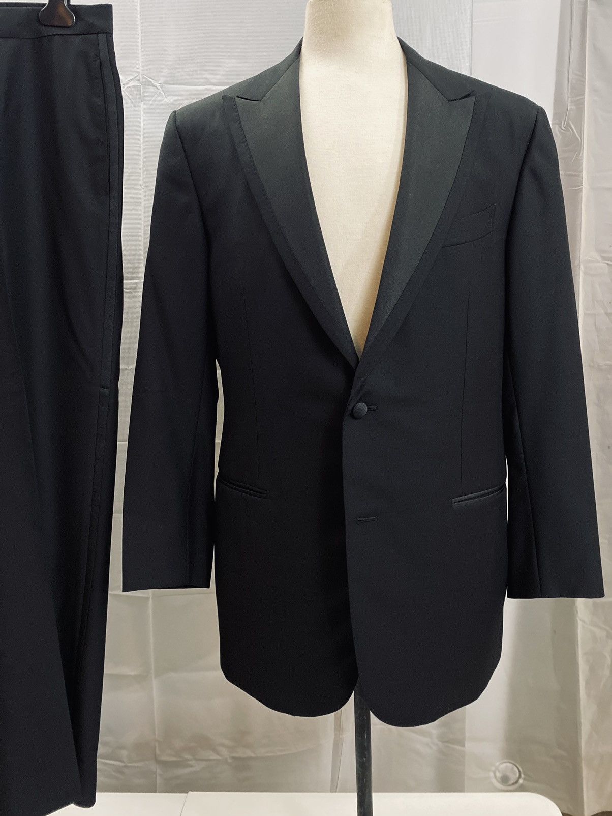 Ermenegildo Zegna Ermenegildo Zegna Black Peak Lapel 2-Btn Milano Fit Tux 52S Size 42S - 1 Thumbnail