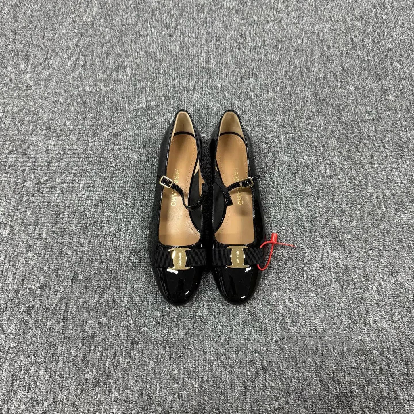 Salvatore Ferragamo FERRAGAMO Black Gold Lacquer Painted Mary Jane Shoes| Size US 8.5 / IT 38.5 - 2 Thumbnail