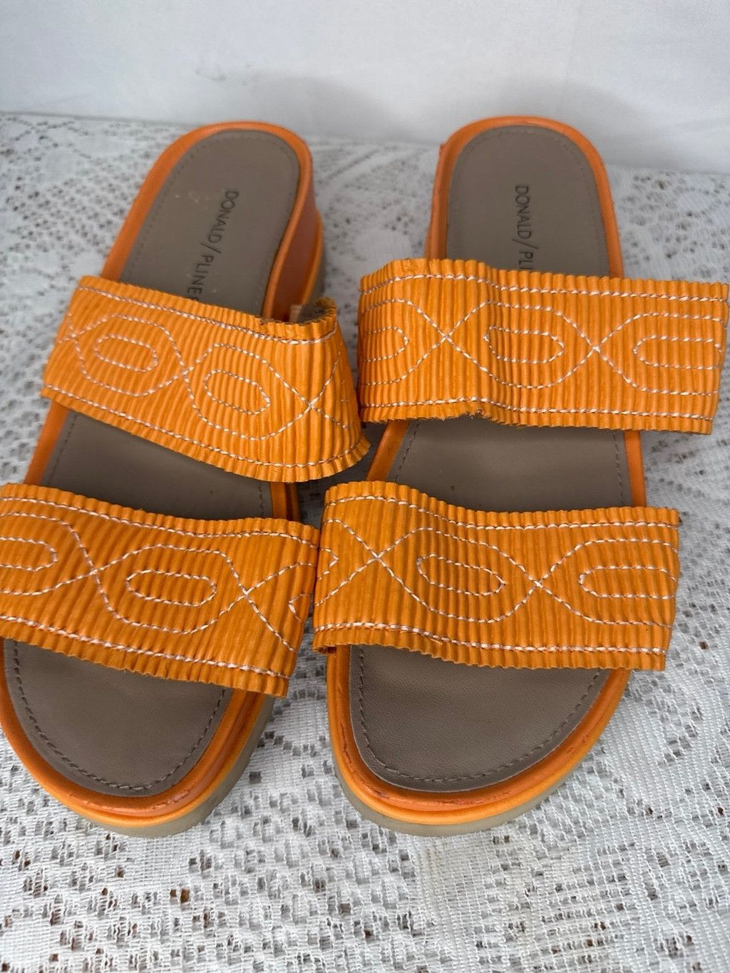 Donald Pliner Donald J. Pliner Cait orange woven textured sandals sz 8 Size US 8 / IT 38 - 4 Thumbnail