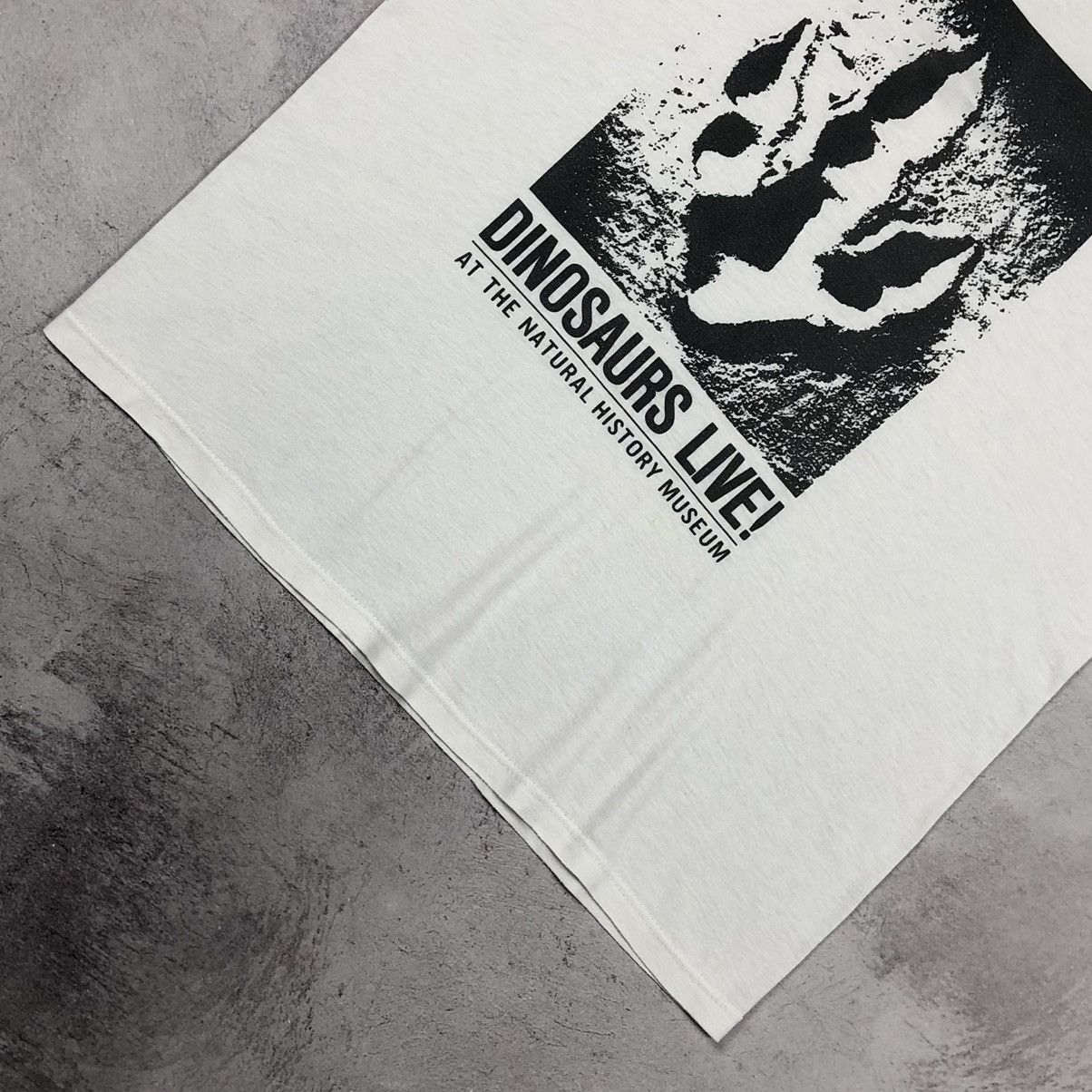 Vintage 90s Dinosaurs Live Natural History Museum Footprint Tee Size US L / EU 52-54 / 3 - 8 Thumbnail