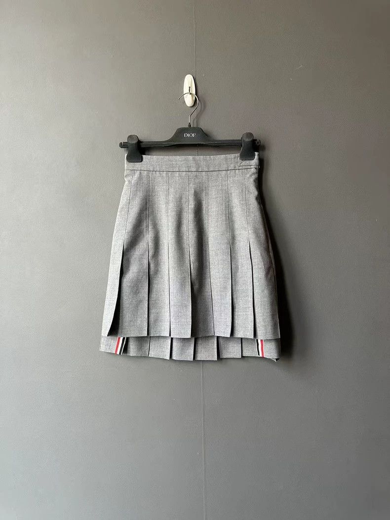Thom Browne Thom Browne Gray wool pleated skirt 2505-Nextarrow Size 26" / US 2 / IT 38 - 1 Thumbnail