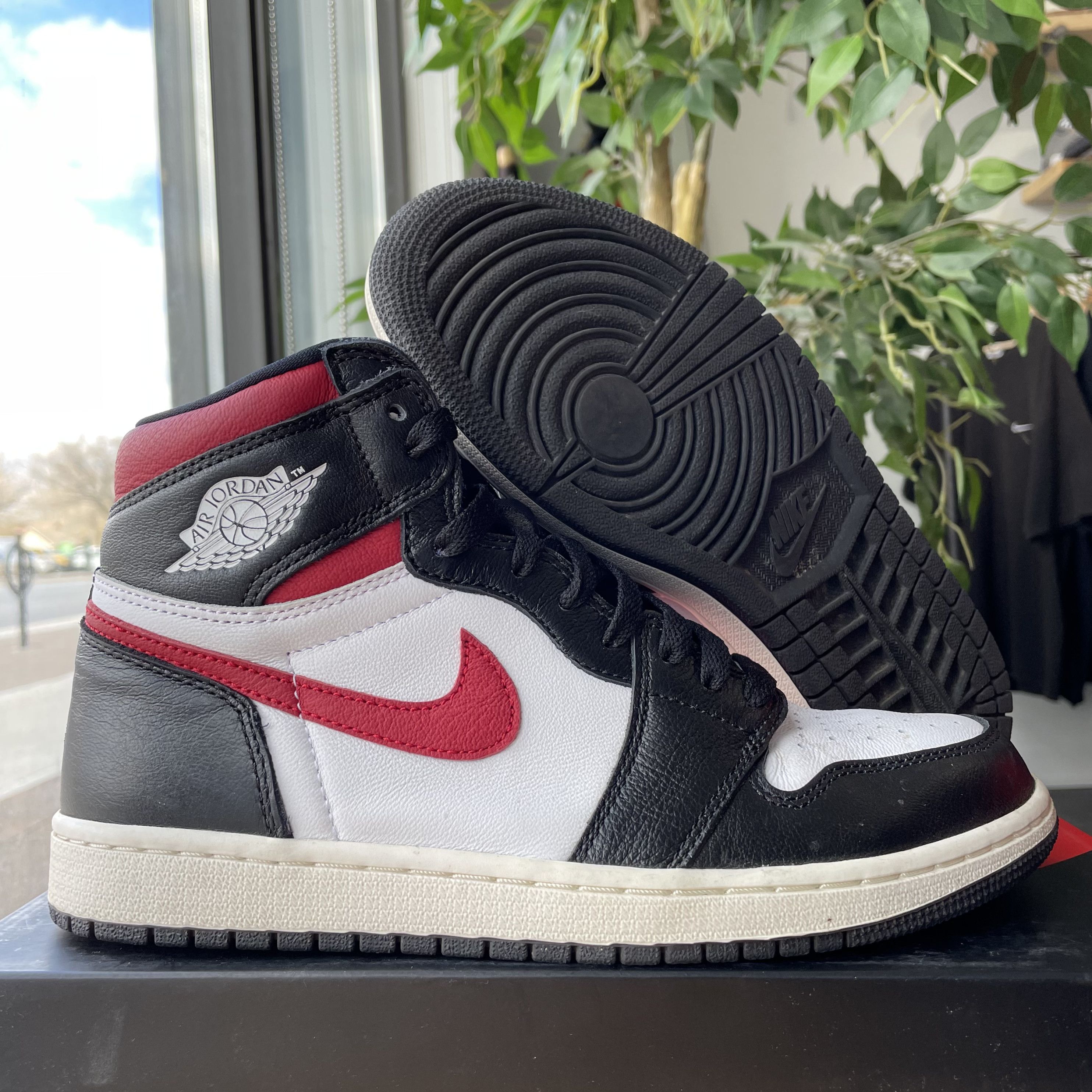 Jordan 1 Retro High 'Black Gym Red'