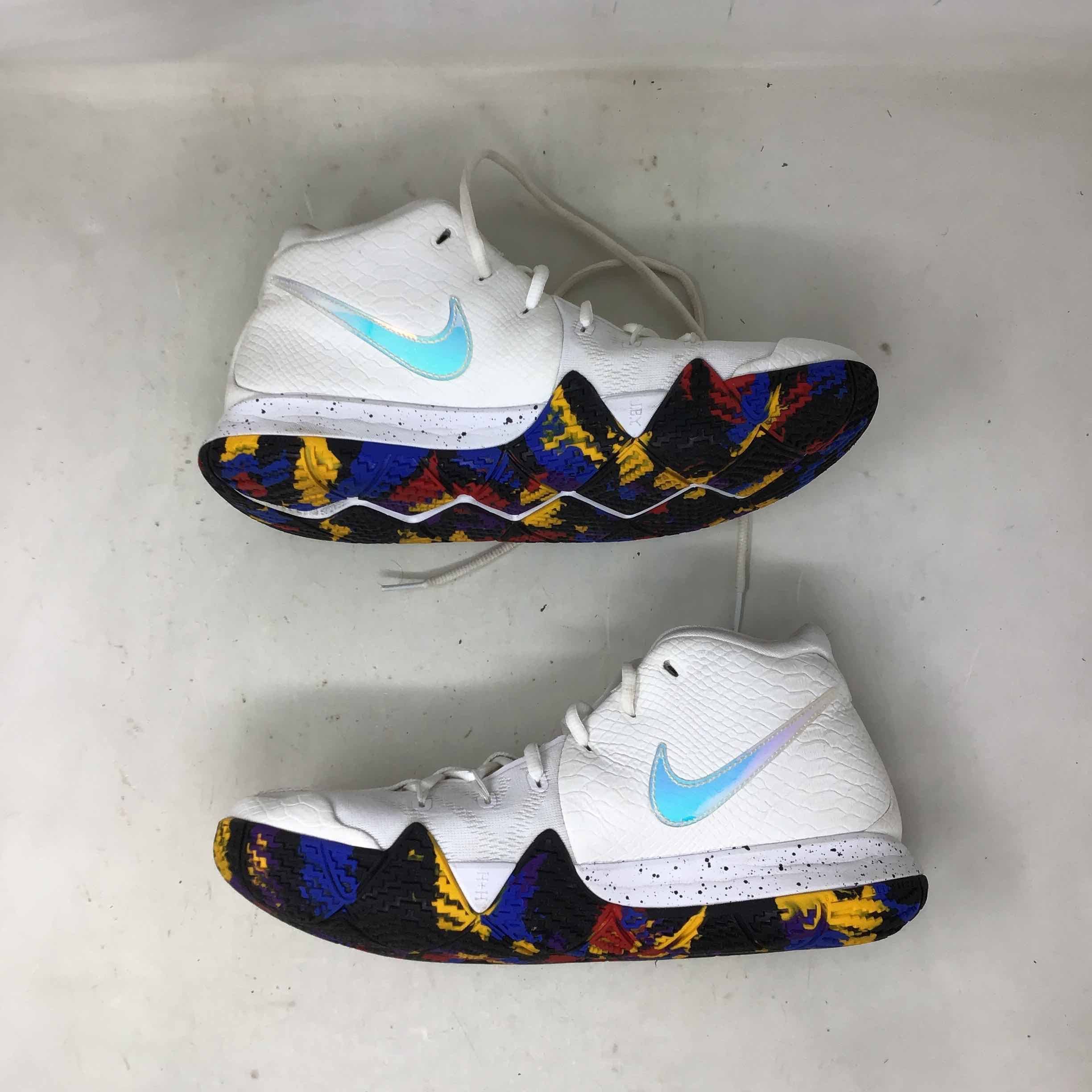 ホワイト/マルチカラー Kyrie NCAA Nike カイリー4 4